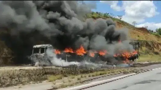 Fogo: Incêndio destrói carreta e causa transtornos em rodovia na Bahia