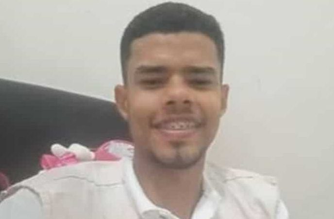 Morre barbeiro que caiu de carro de aplicativo após ser ameaçado por motorista em Salvador