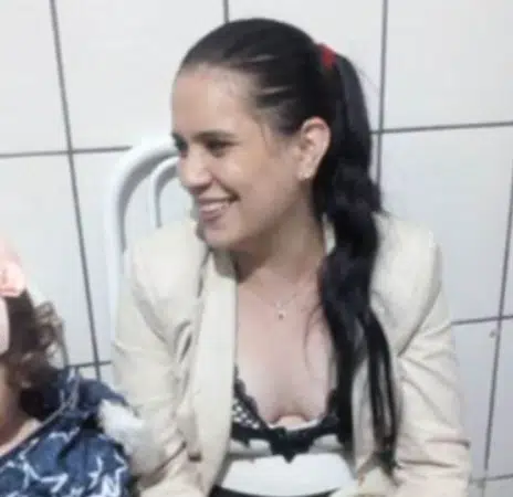 Corretora de seguros é achada morta com filha bebê no colo