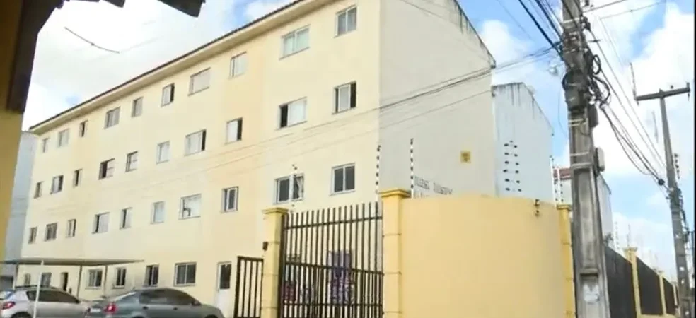 Criança autista cai do 3° andar de prédio e é salva por vizinha