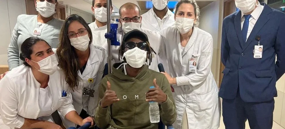De cadeira de rodas, ator global deixa hospital após 12 dias internado