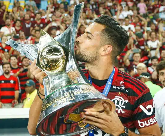 Ex-jogador do Flamengo esfaqueado em mercado passa por cirurgia