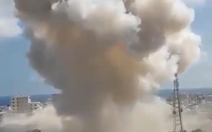 Explosão de carros-bomba mata 100 pessoas e deixa 300 feridas; VÍDEO