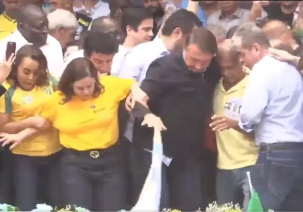 Instabilidade em palanque assusta e quase derruba Bolsonaro; veja o vídeo