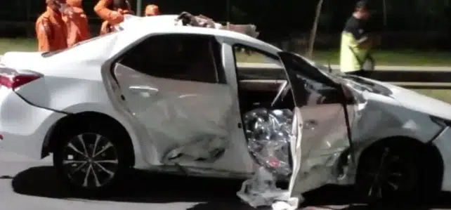 Motorista bate carro em poste e morre na Avenida Paralela