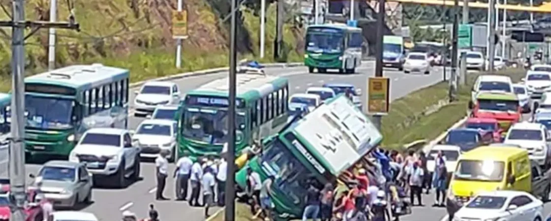 Motorista sofre mal súbito e ônibus cai em vala na Avenida Paralela
