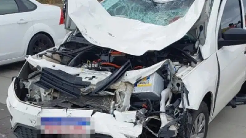 Tragédia: Batida entre carro e moto provoca a morte de pai, mãe e filha