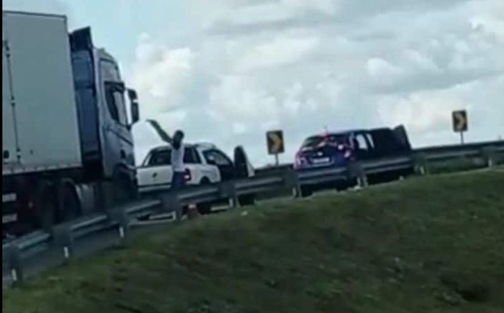 VÍDEO: Motorista flagra caminhão sendo assaltado no Viaduto do CIA