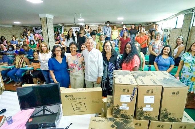 Prefeito de Simões Filho faz entrega de novos computadores para a rede pública de ensino