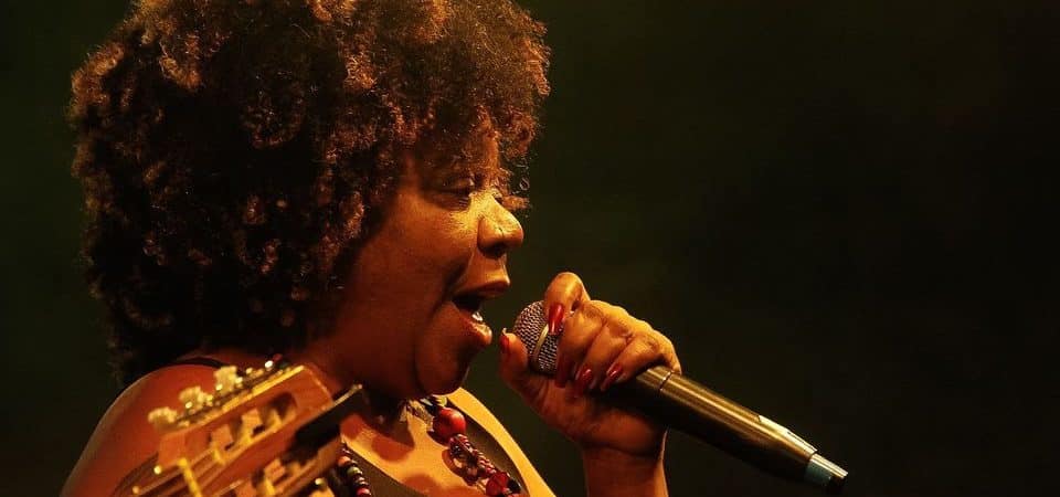 Simões Filho: Com 35 anos de carreira, cantora Milena Nascimento divide suas experiências na música