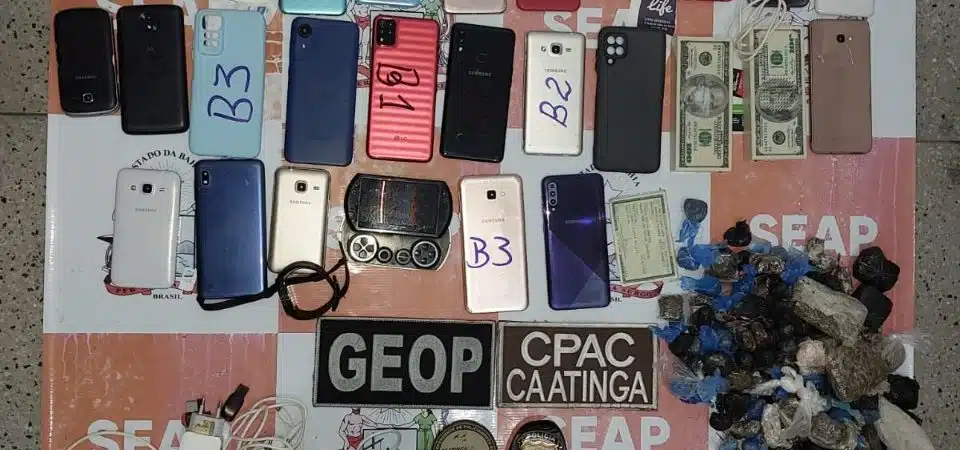 Ação integrada da polícia flagra 35 celulares; 43 carregadores e drogas em presídio na Bahia