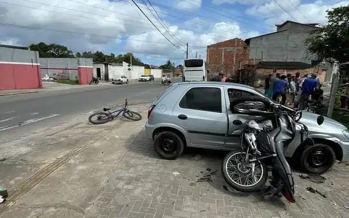 Acidente entre veículos deixa vítima caída ao solo no bairro da Lama Preta