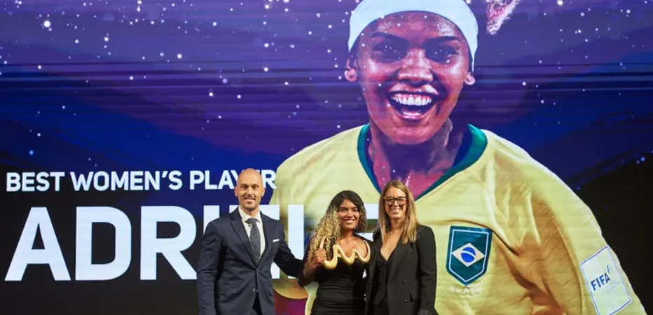 Adriele Rocha é eleita a melhor jogadora de futebol de areia do mundo