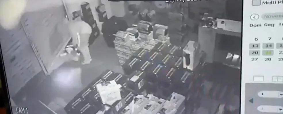 Criminosos arrombam loja em Camaçari e roubam cerca de 100 baterias automotivas