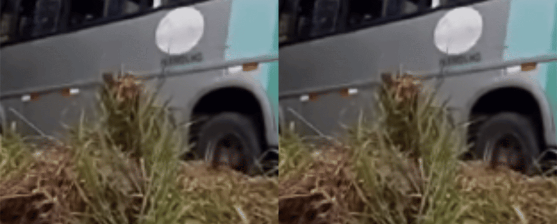 Micro-ônibus cai em barranco após motorista perder a direção em Candeias
