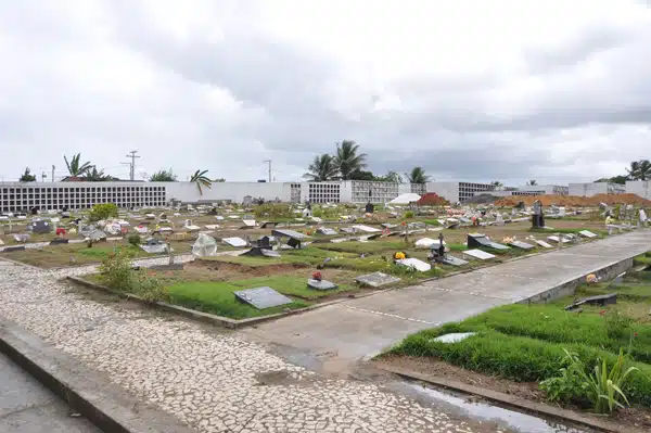 Finados: Cemitérios de Camaçari recebem visita de familiares de mortos até às 17h