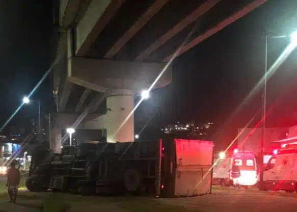 Caminhão cai em canteiro central e deixa um ferido em Salvador