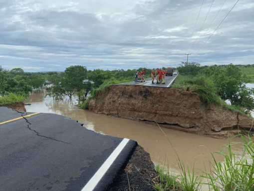 Chuva no Nordeste: Cratera engole carros e homem é achado morto dentro de caminhão