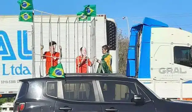 Crianças fantasiadas de Lula e Alexandre de Moraes são presas em “jaula” durante manifestação