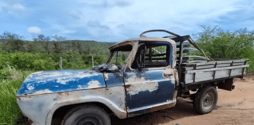 Foragido por feminicídio é encontrado morto ao lado de carreta incendiada na Bahia