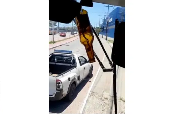 Motorista se recusa a parar ônibus e é atacado com garrafas de vidro