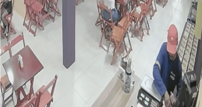 Homem vestido com camisa da Embasa é flagrado assaltando loja de açaí em Salvador