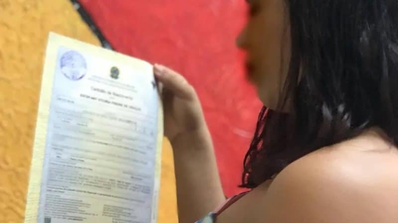 Jovem de 19 anos se torna 1ª mulher trans a alterar registro civil dentro de unidade para infratores