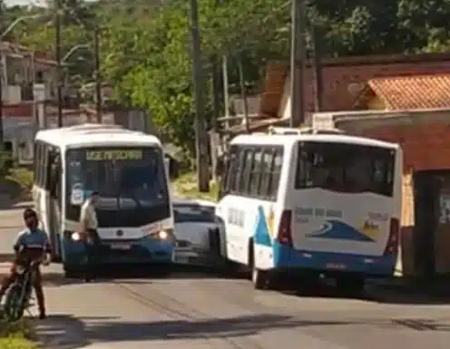 Mata de São João: Carro bate de frente com micro-ônibus após tentar ultrapassagem