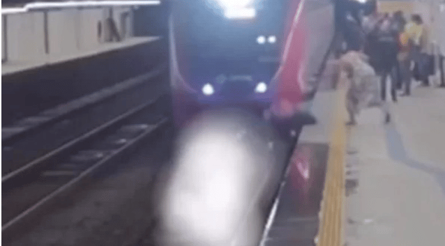 Homem é empurrado nos trilhos enquanto trem passava em estação