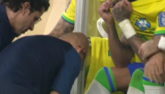 Neymar sai chorando após contusões e vira dúvida no próximo jogo da Seleção