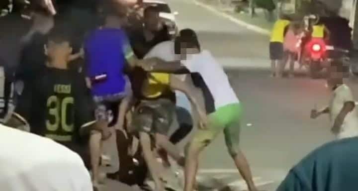 PANCADARIA: Jovens espancam homem no meio da rua em Camaçari