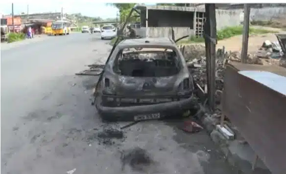 Carro pega fogo com motorista dentro em Salvador