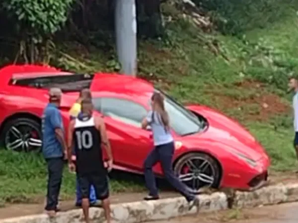 Salvador: Motorista de Ferrari se acidenta na Avenida Garibaldi