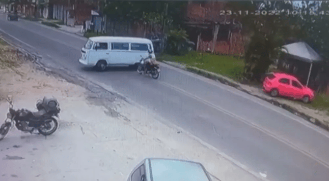 Simões Filho: Motociclista bate com a cabeça e estoura vidro de kombi em grave acidente