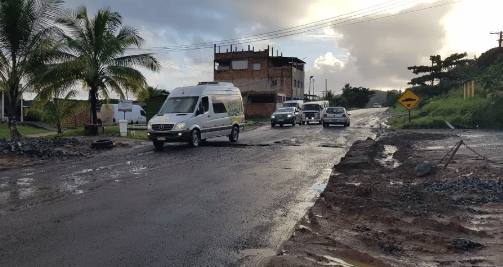 Simões Filho: Motociclista tenta desviar de buraco e provoca grave acidente na BA-526