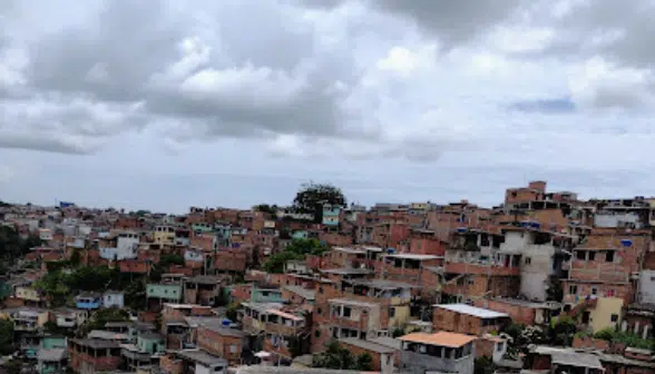 Troca de tiros deixa uma pessoa morta e dona de casa baleada em Salvador 