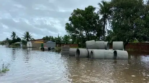 VÍDEO: Chuva forte deixa 3 mil pessoas desalojadas em cidade baiana