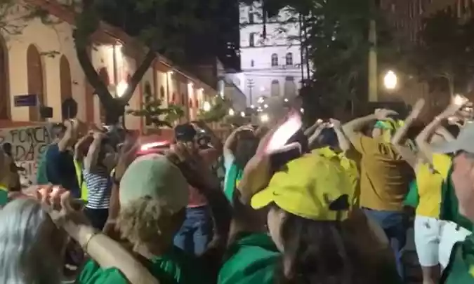 VÍDEO: Inconformados com vitória de Lula, bolsonaristas pedem ajuda de ‘ETs’
