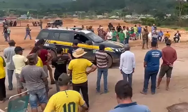 Vídeo: Manifestantes bolsonaristas fazem ataque violento contra polícia