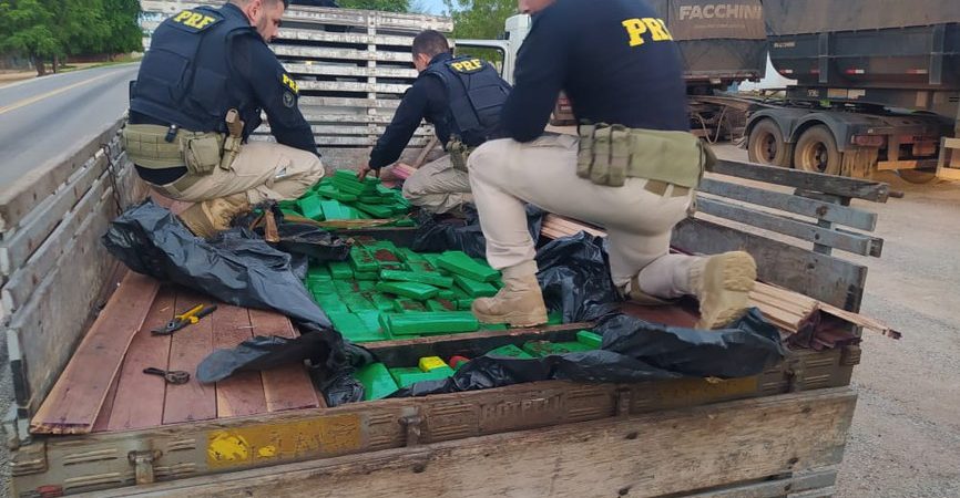 Bahia: PRF apreende quase meia tonelada de maconha em fundo falso de caminhão