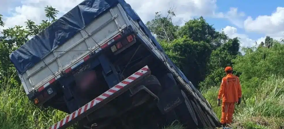 Bahia: Motociclista morre em grave acidente com carreta e caminhão na BR-101