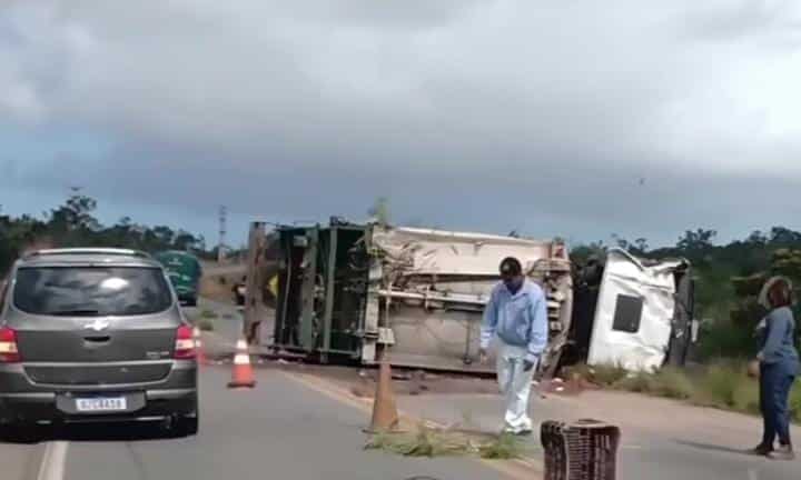 Camaçari: Carro de coleta de lixo tomba na Estrada da Cetrel