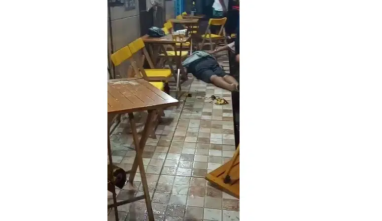 Homem é assassinado na porta de bar no bairro da Piaçaveira