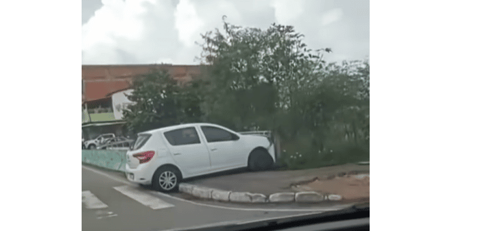 Camaçari: Motorista com sinais de embriaguez invade calçada e bate em ponte