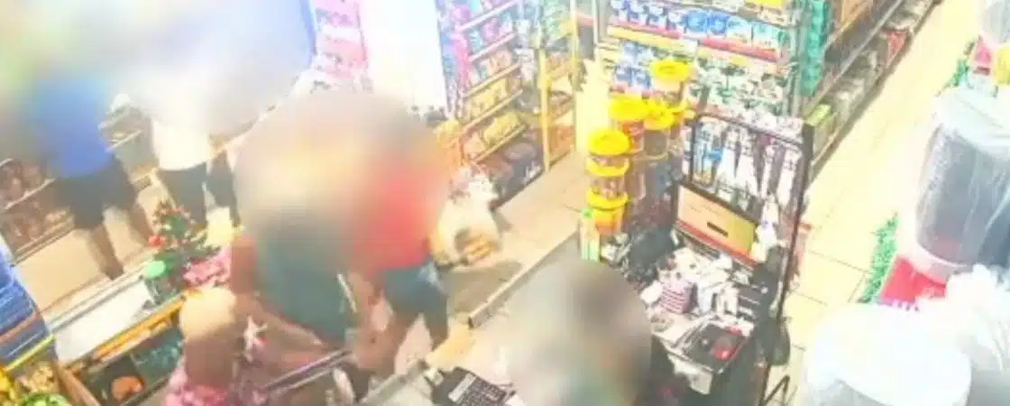 Criminosos causam pânico ao assaltar supermercado usando armas de grosso calibre