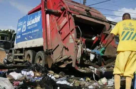 Corpo esquartejado é encontrado dentro de saco durante coleta de lixo em Salvador