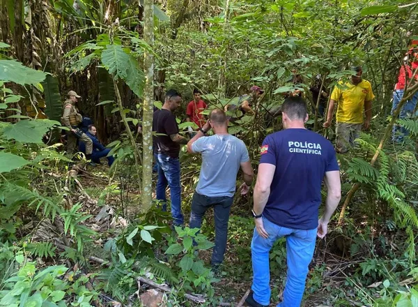 Corpos de crianças de 5 e 8 anos são encontrados enterrados em matagal