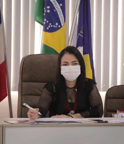 DENÚNCIA: Moradores de Lauro cobram pagamento do Auxílio Aluguel a Moema Gramacho