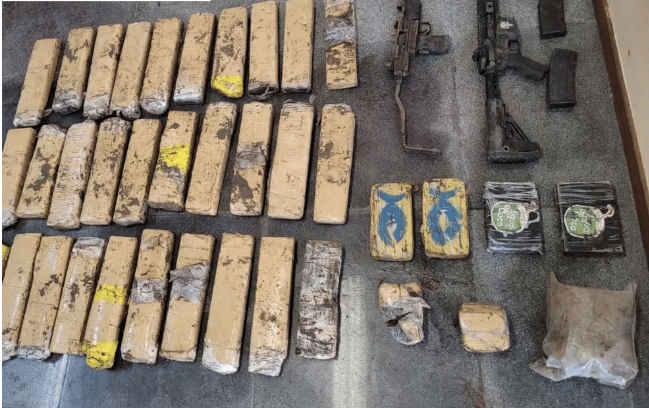 Armas de grosso calibre e drogas são encontradas enterradas em terreno baldio
