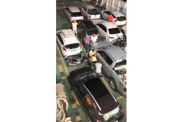 Passageiro agride homem com socos dentro de ferry-boat; veja vídeo